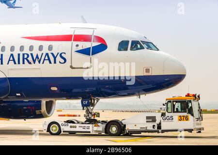 AÉROPORT DE LONDRES GATWICK, ANGLETERRE - AVRIL 2019: British Airways Airbus A 319 repoussée du terminal par un remorqueur à l'aéroport de Londres Gatwick Banque D'Images