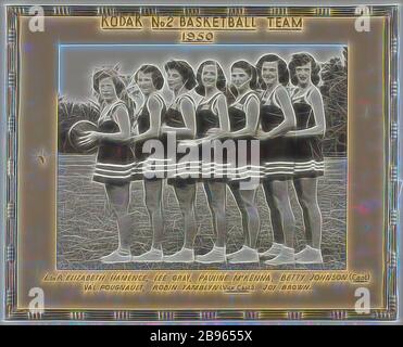 Photo - équipe de basket-ball n° 2 de Kodak pour femmes, Melbourne, 1950, photo portrait en noir et blanc encadrée de l'équipe de basket-ball n° 2 de Kodak pour femmes, 1950. Photo, de gauche à droite : ELIZABETH HAMENCE, LEE GRAY, PAULINE McKenna, BETTY JOHNSON (Capt.), Val POUGNAULT, ROBIN TAMBLYN (Capt. Vice), Et JOY BROWN. Fabriqué et distribué une large gamme de produits photographiques à Australasie, tels que film, papier, produits chimiques, appareils photo et divers, réimaginé par Gibon, conception de chaleureux gai brillant de luminosité et de rayons de lumière radiance. L'art classique réinventé avec une touche moderne. Photographie Banque D'Images