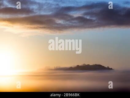 Lever de soleil brumeux sur le Mont Eden (Maungawau) vu du Mont Albert, Auckland Banque D'Images