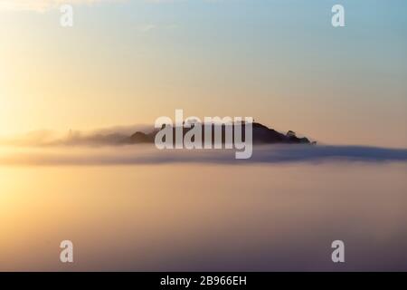 Lever de soleil brumeux sur le Mont Eden (Maungawau) vu du Mont Albert, Auckland Banque D'Images