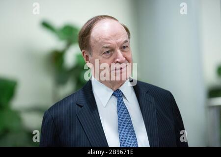 Washington, DC, États-Unis. 23 mars 2020. Le sénateur américain Richard Shelby (Républicain de l'Alabama) s'adresse à un membre des médias du Sénat Subway à la suite d'un vote de cloture sur un Coronavirus Stimulus Package au Capitole des États-Unis à Washington, DC, États-Unis, le lundi 23 mars 2020. Crédit: Stefani Reynolds/CNP | usage dans le monde crédit: dpa/Alay Live News Banque D'Images