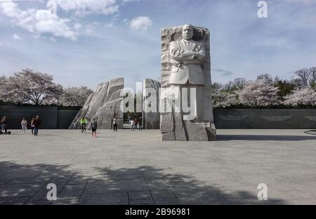 Le Martin Luther King Memorial, Washington, DC, la pierre de l'espoir émerge de la montagne du désespoir dans le parc Potomac Ouest. Banque D'Images