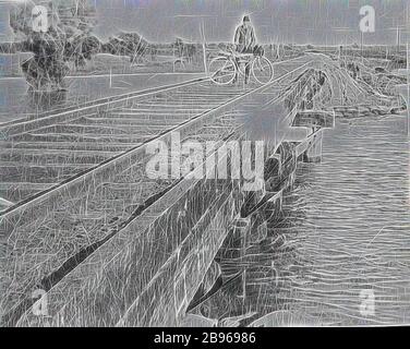 Négatif - Mildura District, Victoria, vers 1920, un homme avec un vélo posé sur un pont ferroviaire. Les eaux de la rivière sont assez élevées - c'était peut-être pendant une période d'inondation. Un arbre partiellement immergé est visible en arrière-plan., repensé par Gibon, conception de gaie chaleureuse de luminosité et de rayons de lumière radiance. L'art classique réinventé avec une touche moderne. La photographie inspirée du futurisme, qui embrasse l'énergie dynamique de la technologie moderne, du mouvement, de la vitesse et révolutionne la culture. Banque D'Images