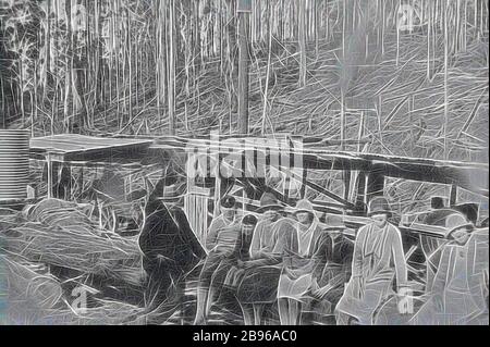 Négatif - Groupe familial à Henry's Sawmill, Otways, Victoria, vers 1930, groupe familial à Henry's Sawmill. Il y a un réservoir d'eau à gauche., repensé par Gibon, design de gaie chaleureuse de luminosité et de rayons de lumière radiance. L'art classique réinventé avec une touche moderne. La photographie inspirée du futurisme, qui embrasse l'énergie dynamique de la technologie moderne, du mouvement, de la vitesse et révolutionne la culture. Banque D'Images