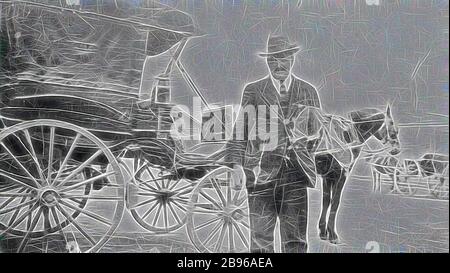 Négatif - Homme debout à côté de Horse-dessiné taxi en attente à l'extérieur de la gare ferroviaire, Ballarat, Victoria, vers 1920, homme debout à côté de la cabine à cheval qui attend à l'extérieur de la gare de Ballarat., repensé par Gibon, design de glanissement chaleureux et gaie de luminosité et de rayons de lumière radiance. L'art classique réinventé avec une touche moderne. La photographie inspirée du futurisme, qui embrasse l'énergie dynamique de la technologie moderne, du mouvement, de la vitesse et révolutionne la culture. Banque D'Images