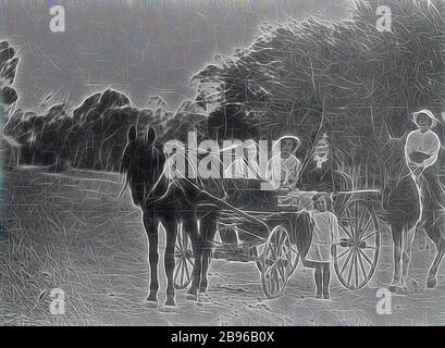 Négatif - Groupe de femmes avec chariot à cheval, Avoca, Victoria, vers 1915, une femme âgée en calèche. Deux jeunes filles s'assoient également dans la calèche, l'une se tient à côté et une autre femme est assise sur un cheval. Réinventée par Gibon, design de gaie chaleureuse de luminosité et de rayons de lumière radiance. L'art classique réinventé avec une touche moderne. La photographie inspirée du futurisme, qui embrasse l'énergie dynamique de la technologie moderne, du mouvement, de la vitesse et révolutionne la culture. Banque D'Images