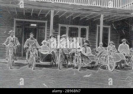 Négatif - membres du Newcastle Motorcycle Club , Muswellbrook, Nouvelle-Galles du Sud, vers 1915, membres du Newcastle Motor cycle Club alignés (à l'extérieur d'un hôtel?). Le cycle moteur & sidecar deuxième de droite est un Harley Davidson., repensé par Gibon, design de glanissement chaud et joyeux de la luminosité et des rayons de lumière radiance. L'art classique réinventé avec une touche moderne. La photographie inspirée du futurisme, qui embrasse l'énergie dynamique de la technologie moderne, du mouvement, de la vitesse et révolutionne la culture. Banque D'Images