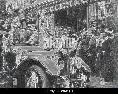 Négatif - foule autour de la voiture décorée pour les célébrations de la fête de l'Australie, Melbourne, Victoria, 26 janvier 1916, célébrations de la fête de l'Australie à Melbourne. Il y a une voiture décorée au premier plan et des soldats parmi la foule. La boutique de W. H. Glen est en arrière-plan., repensée par Gibon, design de gai chaleureux de luminosité et de rayons de lumière radiance. L'art classique réinventé avec une touche moderne. La photographie inspirée du futurisme, qui embrasse l'énergie dynamique de la technologie moderne, du mouvement, de la vitesse et révolutionne la culture. Banque D'Images