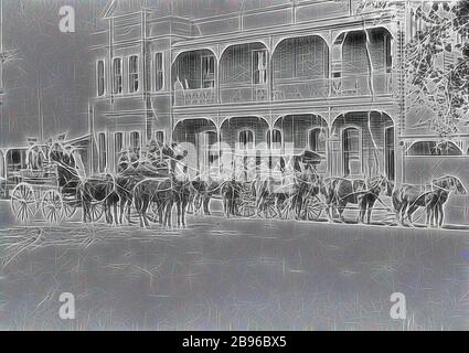 Négatif - les gens dans les véhicules à cheval à l'extérieur d'un hôtel, Bairnsdale, Victoria, vers 1908, un certain nombre de personnes dans des véhicules à cheval à l'extérieur d'un hôtel., repensé par Gibon, design de glanissement chaleureux et gai de la luminosité et des rayons de lumière radiance. L'art classique réinventé avec une touche moderne. La photographie inspirée du futurisme, qui embrasse l'énergie dynamique de la technologie moderne, du mouvement, de la vitesse et révolutionne la culture. Banque D'Images