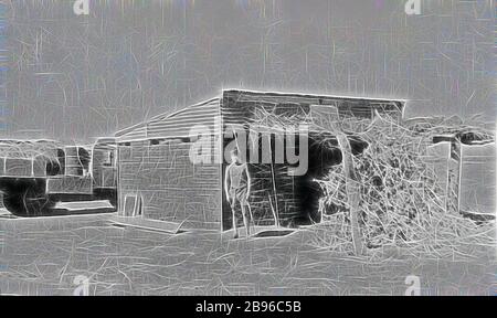 Négatif - Tanami, territoire du Nord, 1937, un jeune homme debout à l'entrée d'un bâtiment en briques de boue. Il y a une véranda de pinceau soutenue par des troncs d'arbre. Il y a un camion transportant des tambours à huile en arrière-plan., repensé par Gibon, conception de gai chaud et gai de luminosité et de rayons de lumière radiance. L'art classique réinventé avec une touche moderne. La photographie inspirée du futurisme, qui embrasse l'énergie dynamique de la technologie moderne, du mouvement, de la vitesse et révolutionne la culture. Banque D'Images