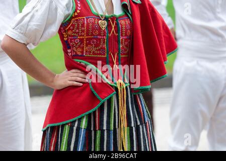 Gros plan sur la danseuse féminine clothe du folklore traditionnel de l'île de Madère, 'Bailinho da Madeira'. Banque D'Images