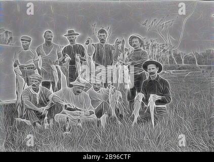 Négatif - Mount Morgan, Queensland, vers 1910, un groupe d'hommes avec leurs prises de poisson. Un homme verse de la bière (?) Dans une tasse, repensée par Gibon, design de glanissement chaud et gai de la luminosité et des rayons de lumière radiance. L'art classique réinventé avec une touche moderne. La photographie inspirée du futurisme, qui embrasse l'énergie dynamique de la technologie moderne, du mouvement, de la vitesse et révolutionne la culture. Banque D'Images