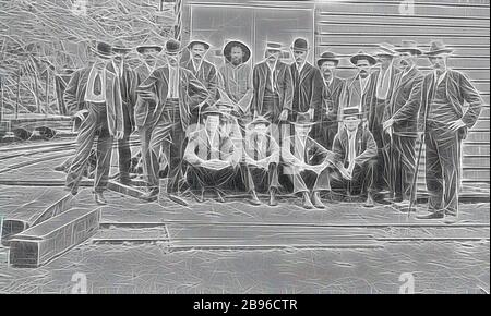 Négatif - Mount Morgan, Queensland, avant 1915, un groupe d'hommes à l'extérieur d'un bâtiment de la mine de Mt Morgan. Ils sont tous habillés de costumes et portent des chapeaux et des cravates. Repensé par Gibon, design de gai gai chaleureux de luminosité et de rayons de lumière radiance. L'art classique réinventé avec une touche moderne. La photographie inspirée du futurisme, qui embrasse l'énergie dynamique de la technologie moderne, du mouvement, de la vitesse et révolutionne la culture. Banque D'Images