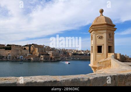 La tour de guet historique (vedet) des jardins Gardjola à Senglea, Malte offre une vue sur le Grand Harbour jusqu'à la capitale, la Valette. Banque D'Images