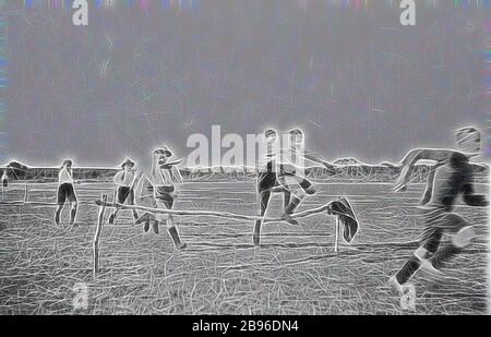 Négatif - Nandaly, Victoria, par Bill Boyd, 1922, négatif photographique noir et blanc par le photographe William (Bill) Boyd.depicting activités agricoles, famille et vie domestique des personnes qui ont réglé la difficile frontière de blé de la Mallee, principalement dans et autour des villes de Nandaly & Sea Lake., Repensée par Gibon, design de glanissement chaleureux et gai de la luminosité et des rayons de lumière radiance. L'art classique réinventé avec une touche moderne. La photographie inspirée du futurisme, qui embrasse l'énergie dynamique de la technologie moderne, du mouvement, de la vitesse et révolutionne la culture. Banque D'Images