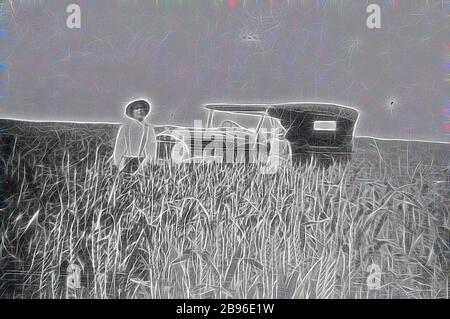 Négatif - Prooinga, Victoria, vers 1935, UN jeune garçon debout devant une voiture dans un champ de blé. Une petite fille se tient sur le plateau de course de la voiture. Repensée par Gibon, design de gai chaleureux de luminosité et de rayons de lumière radiance. L'art classique réinventé avec une touche moderne. La photographie inspirée du futurisme, qui embrasse l'énergie dynamique de la technologie moderne, du mouvement, de la vitesse et révolutionne la culture. Banque D'Images