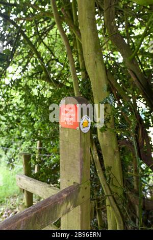 Étouffer le sentier de la rue Shropshire au Royaume-Uni avec des panneaux indiquant la direction et demandant le contrôle des chiens. Banque D'Images