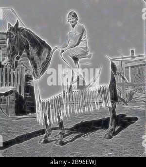 Négatif - Caserton, Victoria, vers 1930, une femme à cheval. La femme porte une robe et le cheval a une couverture avec une longue frange., repensée par Gibon, le design de chaud gai gai de luminosité et de rayons de lumière radiance. L'art classique réinventé avec une touche moderne. La photographie inspirée du futurisme, qui embrasse l'énergie dynamique de la technologie moderne, du mouvement, de la vitesse et révolutionne la culture. Banque D'Images