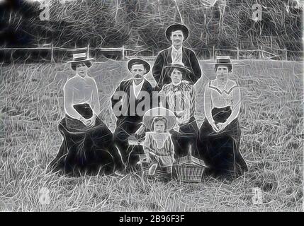 Négatif - pique-nique, Victoria, vers 1905, deux hommes, trois femmes et un petit enfant lors d'un pique-nique dans un champ. Il y a deux paniers de pique-nique et l'enfant est assis sur l'un d'eux. Il y a une forte ressemblance faciale entre les trois femmes - elles sont, vraisemblablement, des soeurs., réimaginée par Gibon, la conception d'un brillant chaleureux et gai de luminosité et de rayons de lumière radiance. L'art classique réinventé avec une touche moderne. La photographie inspirée du futurisme, qui embrasse l'énergie dynamique de la technologie moderne, du mouvement, de la vitesse et révolutionne la culture. Banque D'Images