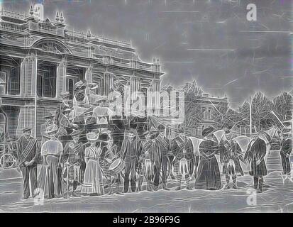 Négatif - Bendigo, Victoria, vers 1895, un groupe d'hommes et de femmes et un entraîneur à l'extérieur de l'hôtel de ville de Bendigo. Les hommes portent des kilts ou ont des cendres de tartan et un garçon porte un tambour. Deux hommes semblent porter des cornemuses, repensés par Gibon, design de gaie chaleureuse de luminosité et de rayonnement de rayons lumineux. L'art classique réinventé avec une touche moderne. La photographie inspirée du futurisme, qui embrasse l'énergie dynamique de la technologie moderne, du mouvement, de la vitesse et révolutionne la culture. Banque D'Images