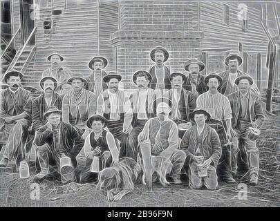 Négatif - Bendigo, Victoria, vers 1895, un groupe de mineurs à la mine de fer Bark., repensé par Gibon, design de glanissement chaleureux et gai de luminosité et de rayons de lumière radiance. L'art classique réinventé avec une touche moderne. La photographie inspirée du futurisme, qui embrasse l'énergie dynamique de la technologie moderne, du mouvement, de la vitesse et révolutionne la culture. Banque D'Images