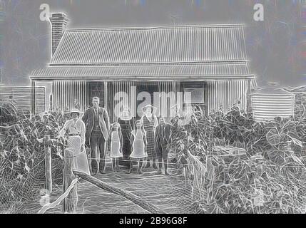 Négatif - Mildura, Victoria, 1915, une famille devant leur maison. La maison est faite de fer ondulé et il y a des vignes et d'autres plantes dans le jardin. La famille s'est habillée pour la photo. Les dépendances en arrière-plan, repensées par Gibon, design de gaie chaleureuse de luminosité et de rayons lumineux radiance. L'art classique réinventé avec une touche moderne. La photographie inspirée du futurisme, qui embrasse l'énergie dynamique de la technologie moderne, du mouvement, de la vitesse et révolutionne la culture. Banque D'Images