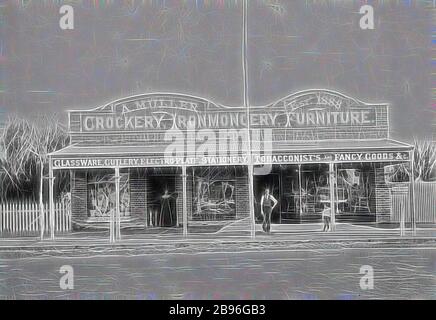 Négatif - le magasin général d'A. Muller, Mildura, Victoria, vers 1905, le magasin général d'A. Muller, établi en 1888., réinventé par Gibon, design de gaieté chaleureuse et gaie de la luminosité et des rayons de lumière radiance. L'art classique réinventé avec une touche moderne. La photographie inspirée du futurisme, qui embrasse l'énergie dynamique de la technologie moderne, du mouvement, de la vitesse et révolutionne la culture. Banque D'Images