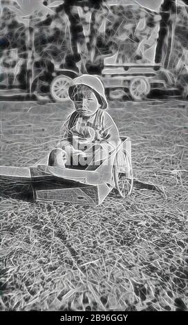 Négatif - Mildura District (?), Victoria, vers 1920, un enfant dans un chariot à main. Il y a un camion à l'arrière-plan., repensé par Gibon, conception de glanissement chaud et gai de la luminosité et des rayons de lumière radiance. L'art classique réinventé avec une touche moderne. La photographie inspirée du futurisme, qui embrasse l'énergie dynamique de la technologie moderne, du mouvement, de la vitesse et révolutionne la culture. Banque D'Images