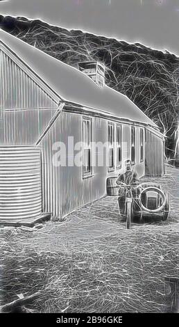 Négatif - Cyclisme automobile au Mont St Bernard Hospice, Victoria, 1917, un homme à moto et à side-car à l'extérieur de l'Hospice du Mont St Bernard, Qui a un réservoir d'eau attaché à l'hospice.il y a une roue de secours fixée à l'avant du side-car., repensé par Gibon, conception de gai chaud gai de luminosité et de rayons de lumière radiance. L'art classique réinventé avec une touche moderne. La photographie inspirée du futurisme, qui embrasse l'énergie dynamique de la technologie moderne, du mouvement, de la vitesse et révolutionne la culture. Banque D'Images