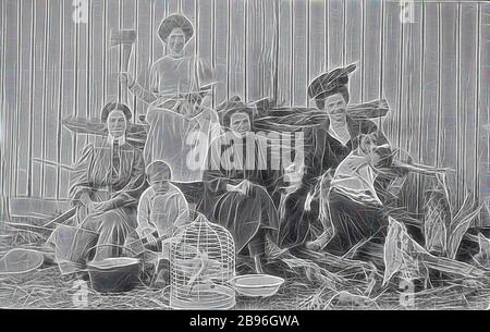 Négatif - Picnic point, Victoria, vers 1915, quatre femmes et un petit garçon assis sur une pile de grumes. Deux femmes tiennent des chiens, l'une est également une hache. Le petit garçon tient un chat de jouet et une autre femme un seau. Il y a un cafatoo dans une cage devant le groupe., repensé par Gibon, design de glanissement chaleureux et joyeux de la luminosité et des rayons de lumière radiance. L'art classique réinventé avec une touche moderne. La photographie inspirée du futurisme, qui embrasse l'énergie dynamique de la technologie moderne, du mouvement, de la vitesse et révolutionne la culture. Banque D'Images