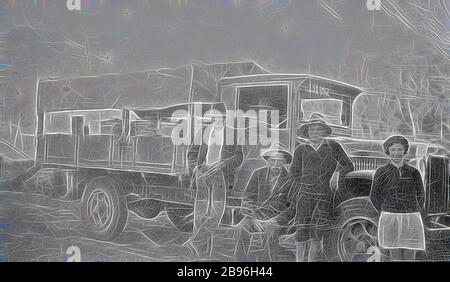 Négatif - Running Creek, Victoria, Jan 1933, un groupe devant un camion qui portait de la crème de Happy Valley à la Myrtleford Butter Factory., repensé par Gibon, design de glanissement chaleureux et gai de la luminosité et des rayons de lumière radiance. L'art classique réinventé avec une touche moderne. La photographie inspirée du futurisme, qui embrasse l'énergie dynamique de la technologie moderne, du mouvement, de la vitesse et révolutionne la culture. Banque D'Images