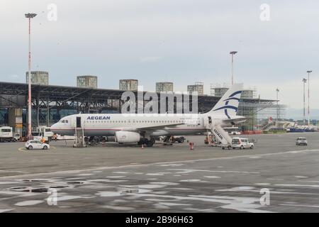 Avions aériens de la mer Égée mis à la terre à l'aéroport tarmac. Le porteur du drapeau grec Airbus A 320 stationné sur la piste de l'aéroport international de Thessalonique Macédoine. Banque D'Images