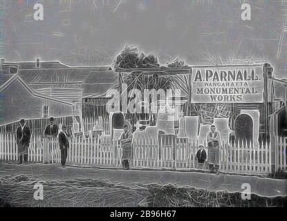 Négatif - Wangaratta, Victoria, vers 1915, cinq hommes et un jeune garçon devant la cour de A. Parnall, travaux monumentaux, repensée par Gibon, design de glanissement chaleureux et gai de la luminosité et des rayons de lumière radiance. L'art classique réinventé avec une touche moderne. La photographie inspirée du futurisme, qui embrasse l'énergie dynamique de la technologie moderne, du mouvement, de la vitesse et révolutionne la culture. Banque D'Images