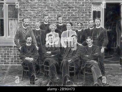 Négatif - Wangaratta, Victoria, vers 1915, deux femmes et un groupe de ministres (ou prêtres?)., réinventé par Gibon, design de glanissement chaleureux et gai de la luminosité et des rayons de lumière radiance. L'art classique réinventé avec une touche moderne. La photographie inspirée du futurisme, qui embrasse l'énergie dynamique de la technologie moderne, du mouvement, de la vitesse et révolutionne la culture. Banque D'Images