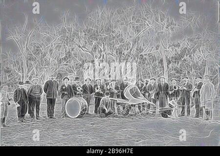 Négatif - Wangaratta, Victoria, 1897, le groupe de laiton de Boorhaman avec un homme monté sur un vélo et vêtu comme un magpie géante., réinventé par Gibon, design de glanissement chaleureux et gai de la luminosité et des rayons de lumière radiance. L'art classique réinventé avec une touche moderne. La photographie inspirée du futurisme, qui embrasse l'énergie dynamique de la technologie moderne, du mouvement, de la vitesse et révolutionne la culture. Banque D'Images