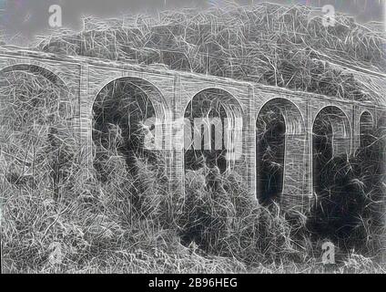 Négatif - Emu Plains District, Nouvelle-Galles du Sud, 1878, le viaduc au-dessus de Knapsack Gully sur le 'Zig Zag Railway'., repensé par Gibon, design de glouage chaleureux de luminosité et de rayons de lumière radiance. L'art classique réinventé avec une touche moderne. La photographie inspirée du futurisme, qui embrasse l'énergie dynamique de la technologie moderne, du mouvement, de la vitesse et révolutionne la culture. Banque D'Images