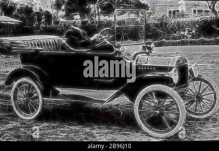 Négatif - Castlemaine, Victoria, vers 1920, UN homme assis dans une voiture de modèle T Ford dans une rue de banlieue., repensé par Gibon, design de gai gai chaud et gai de luminosité et de rayons de lumière radiance. L'art classique réinventé avec une touche moderne. La photographie inspirée du futurisme, qui embrasse l'énergie dynamique de la technologie moderne, du mouvement, de la vitesse et révolutionne la culture. Banque D'Images