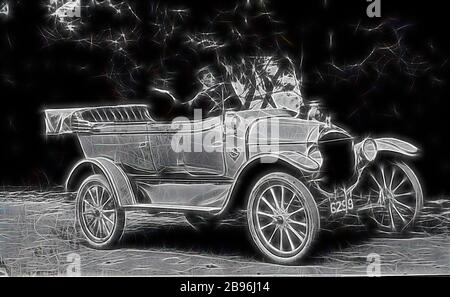 Négatif - Castlemaine, Victoria, vers 1920, deux hommes dans une voiture modèle T Ford., repensée par Gibon, design de gai gai gai chaud de luminosité et de rayons de lumière radiance. L'art classique réinventé avec une touche moderne. La photographie inspirée du futurisme, qui embrasse l'énergie dynamique de la technologie moderne, du mouvement, de la vitesse et révolutionne la culture. Banque D'Images