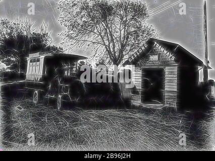 Négatif - Geelong, Victoria, vers 1920, un bus à un abri de tramway. Le refuge porte le signe 'Geelong Tramways'., repensé par Gibon, design de gai gai chaleureux de luminosité et de rayons de lumière radiance. L'art classique réinventé avec une touche moderne. La photographie inspirée du futurisme, qui embrasse l'énergie dynamique de la technologie moderne, du mouvement, de la vitesse et révolutionne la culture. Banque D'Images