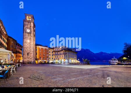 Vue sur la magnifique ville de Riva del Garda la nuit, lac de Garde entouré de montagnes en été, Italie Banque D'Images