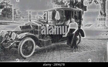 Négatif - Geelong, Victoria, vers 1920, une femme et un chien debout à côté d'une voiture. La voiture se trouve dans une rue pavée en pierre bleue et il y a une clôture en fer forgé derrière elle. Repensée par Gibon, design de gai gai chaleureux de luminosité et de rayons de lumière radiance. L'art classique réinventé avec une touche moderne. La photographie inspirée du futurisme, qui embrasse l'énergie dynamique de la technologie moderne, du mouvement, de la vitesse et révolutionne la culture. Banque D'Images