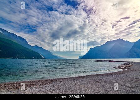 Panorama de Torbole une petite ville sur le lac de Garde, Italie. Europa..Soft focus en raison d'une longue exposition tir, beau lac de Garde entouré de montagnes dans le TH Banque D'Images