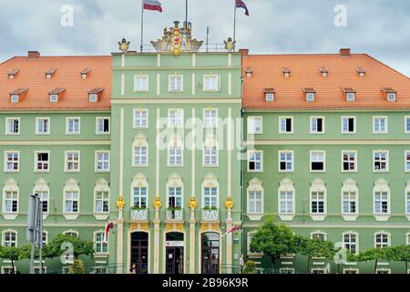 Szczecin, Pologne, juin 2018 bâtiments verts du Conseil municipal de Stettin avec armes ou écusson sur le toit Banque D'Images