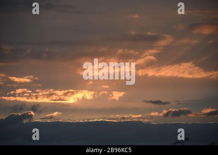 Des nuages d'orange sombre spectaculaires dans un ciel coucher de soleil sur des collines lointaines au Royaume-Uni Banque D'Images