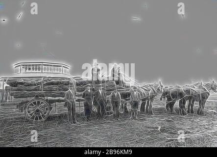 Négatif - Cobden, Victoria, vers 1920, une équipe de chevaux avec des grumes de pin devant les yards Cobden Sale, un bâtiment octogonal avec des fenêtres autour de son toit., repensé par Gibon, design de gaieté chaleureuse et gaie de luminosité et de rayonnement de lumière. L'art classique réinventé avec une touche moderne. La photographie inspirée du futurisme, qui embrasse l'énergie dynamique de la technologie moderne, du mouvement, de la vitesse et révolutionne la culture. Banque D'Images