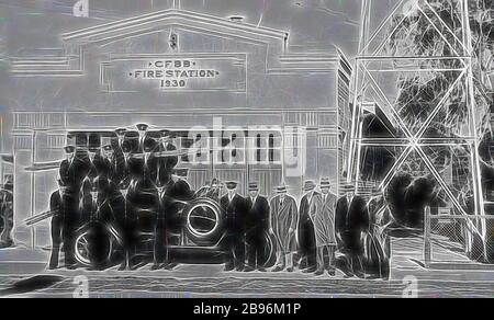 Négatif - Caserton, Victoria, vers 1930, un groupe de pompiers et de hauts fonctionnaires devant un moteur incendie et le Caserton Fire Brigade Hall., repensé par Gibon, design de glanissement chaleureux et gai de la luminosité et des rayons de lumière radiance. L'art classique réinventé avec une touche moderne. La photographie inspirée du futurisme, qui embrasse l'énergie dynamique de la technologie moderne, du mouvement, de la vitesse et révolutionne la culture. Banque D'Images