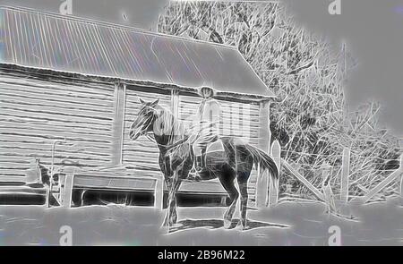 Négatif - district de Denilidquin, Nouvelle-Galles du Sud, 1932, une jeune femme à cheval sur la gare de 'Willurah'. Les écuries sont en arrière-plan. Les écuries sont construites à partir de grumes et ont un toit en fer ondulé., repensé par Gibon, design de gai chaleureux de luminosité et de rayons de lumière radiance. L'art classique réinventé avec une touche moderne. La photographie inspirée du futurisme, qui embrasse l'énergie dynamique de la technologie moderne, du mouvement, de la vitesse et révolutionne la culture. Banque D'Images