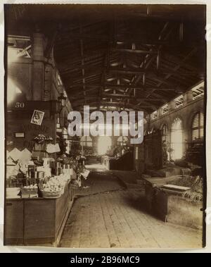 MARCHÉ CARMES PLACE MAUBERT, 5ÈME ARRONDISSEMENT, PARIS marché des Carmes, place Maubert. Paris (Vème arr.), 1911. Photo d'Eugène Atget (1857-1927). Paris, musée Carnavalet. Banque D'Images