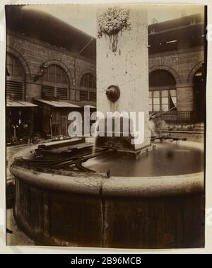 MARCHÉ DE CARMES PLACE MAUBERT, 5ÈME ARRONDISSEMENT, PARIS marché des Carmes, place Maubert, Paris (Vème arr.), 1911. Photo d'Eugène Atget (1857-1927). Paris, musée Carnavalet. Banque D'Images