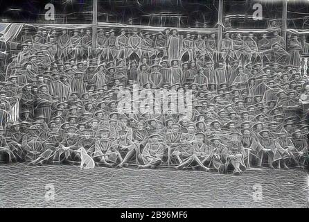 Négatif - Bendigo, Victoria, vers 1914, un grand groupe de soldats posé sur et devant un grand stand., repensé par Gibon, design de glanissement chaleureux et gai de la luminosité et des rayons de lumière radiance. L'art classique réinventé avec une touche moderne. La photographie inspirée du futurisme, qui embrasse l'énergie dynamique de la technologie moderne, du mouvement, de la vitesse et révolutionne la culture. Banque D'Images